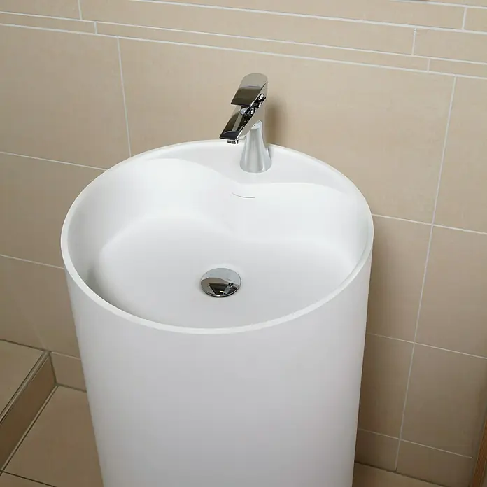 Camargue Lavabo Rondo Minera - Ø x Al: 45 x 90 cm, Orificios para grifo: Medio, Con desbordamiento, Blanco - Elegante lavabo independiente con grifo moderno. Su diseño redondo y el color sencillo se adaptan perfectamente a cualquier baño.