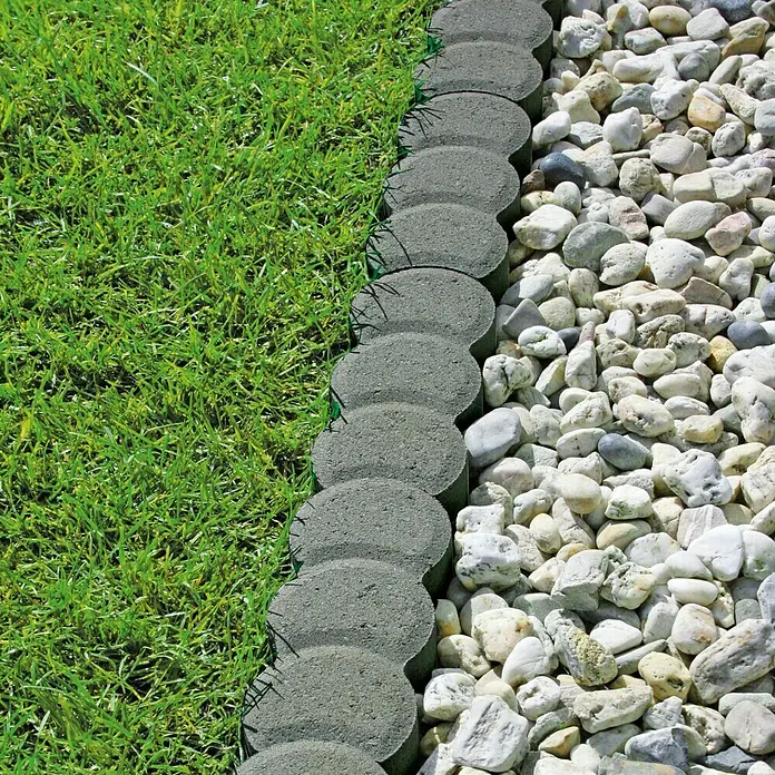 Christoph Mähstein Pali - 22 x 10 x 4,2 cm, Grau, Beton - Rasenkante aus Beton neben Gras und Steinen.