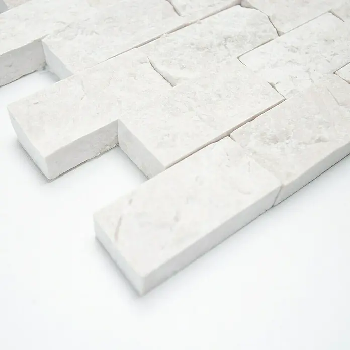 Mosaikfliese Brick Splitface X3D 40060 - 30,5 x 29 cm, Weiß, Matt - Nahaufnahme einer weißen Marmorverblendung in einem versetzten Muster, ideal für moderne Wanddekoration und Innenausstattung.