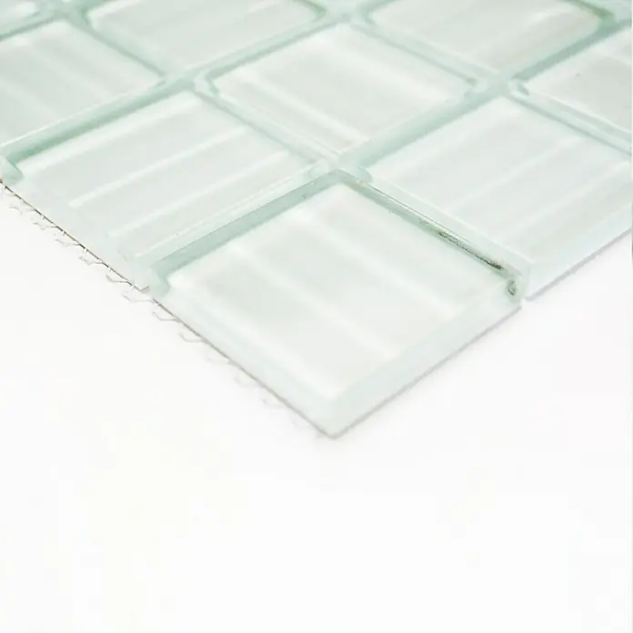 Mosaikfliese Crystal Hologramm XCM BC 884 - 29,8 x 29,8 cm, Weiß, Glänzend - Nahaufnahme eines Bogens mit quadratischen, weißlichen Glasmosaikfliesen, die sich ideal für Badezimmer- oder Küchenrückwände eignen.
