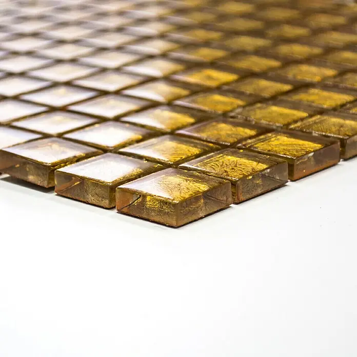 Mosaikfliese Quadrat Crystal Uni XCM 8GO15 - 30 x 30 cm, Gold, Glänzend - Nahaufnahme von goldenen Glasmosaikfliesen, die ein elegantes und schimmerndes Design für Innenräume bieten.