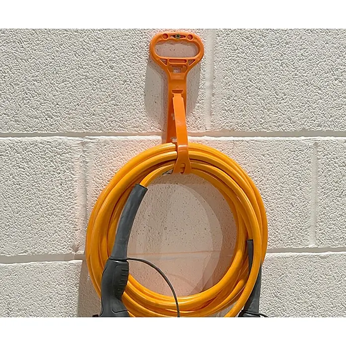 D-Line Kabelverbinder Universalhalterung mit Griff/Aufhängung - Orange - Ein orangefarbenes Ladekabel für Elektroautos, ordentlich an einer Wandhalterung aufgerollt, für bequeme Aufbewahrung.