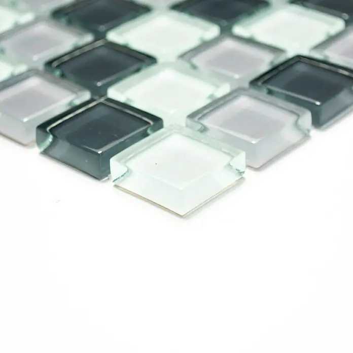 Mosaikfliese Quadrat Crystal Mix XCM 8125 - 32,7 x 30,2 cm, Grau/Weiß, Glänzend - Nahaufnahme von quadratischen Glasmosaikfliesen in Grau- und Weißtönen, die eine subtile und moderne Oberfläche für jeden Raum bieten.