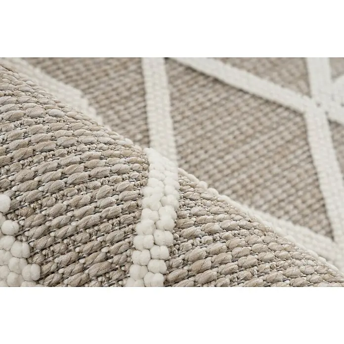 Fransenteppich Tunis 401 - Beige, 150 x 80 cm, 100 % Polyester - Detailaufnahme eines beigen Teppichs mit weißen geometrischen Mustern, der eine gemütliche und stilvolle Atmosphäre ausstrahlt.