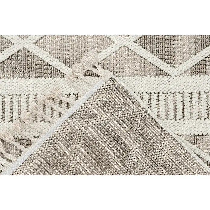 Fransenteppich Tunis 401 - Beige, 150 x 80 cm, 100 % Polyester - Nahaufnahme eines Teppichs mit geometrischen Mustern und Fransen, der Textur und Design hervorhebt.