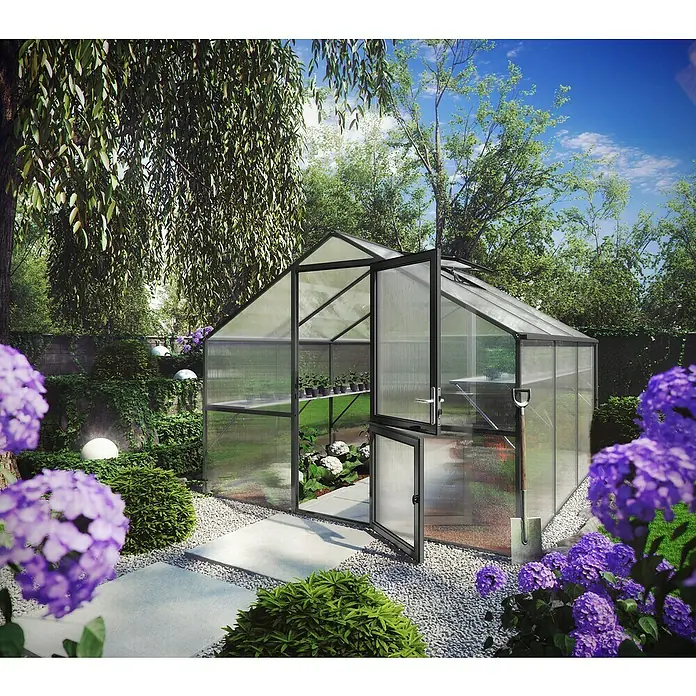KGT Gewächshaus Orchidee III - Außenmaß inkl. Dachüberstand (B x T): 297 x 323 cm, 10 mm, Anthrazitgrau - Das Bild zeigt ein Gewächshaus mit geöffneter Tür in einem Garten, umgeben von Pflanzen und Blumen. Ein Spaten lehnt an der Wand.