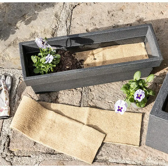 Windhager Jutevliesmatte Jutefilz Wasserspeichermatte - Natur, B x L: 15 x 95 cm - Bild einer grauen, rechteckigen Blumenkasten, teilweise mit Erde befüllt und mit einer Pflanze bepflanzt, sowie weiteres Zubehör.