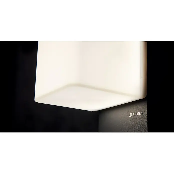 Steinel LED-Außenwegleuchte GL 80 C - L x B x H: 11 x 16,1 x 64,8 cm, Anthrazit, Warmweiß - Nahaufnahme einer Steinel-Leuchte, die ein diffuses, weiches Licht ausstrahlt und ein modernes Design mit klarer Formgebung zeigt.
