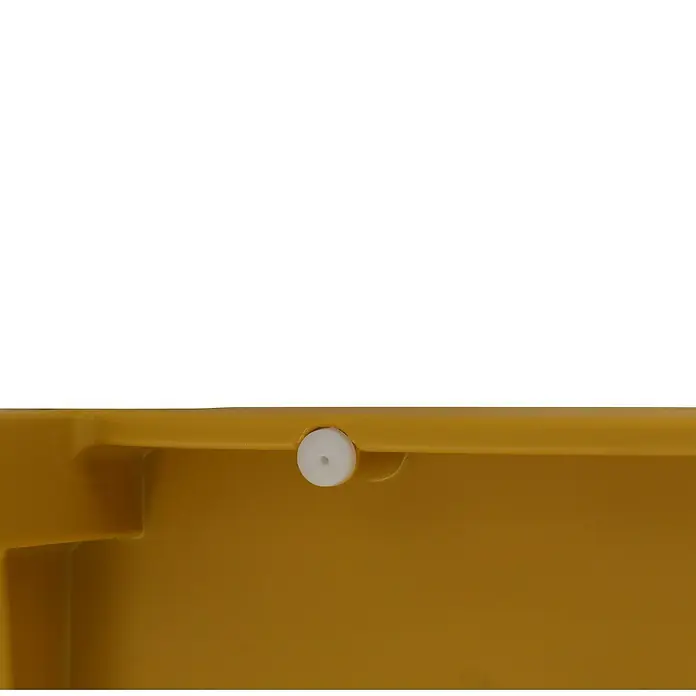 Siena Garden Urban Lights Stapelstuhl Lane - Polypropylen, Stapelbar, Mustard, B x T x H: 46 x 56 x 80 cm - Detailaufnahme einer gelben Kunststoffbox mit einem weißen Stopper, der die Funktionalität und das Design hervorhebt.