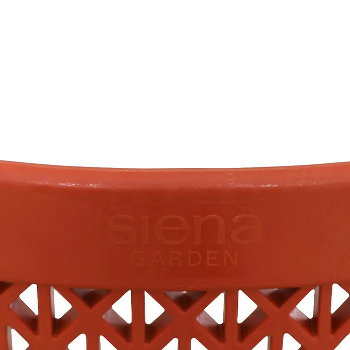 Siena Garden Urban Lights Stapelsessel District - Polypropylen, Stapelbar, Brick, B x T x H: 60 x 50 x 81 cm - Nahaufnahme eines orangefarbenen Siena Garden Stuhls mit einem auffälligen, durchbrochenen Design und dem "Siena Garden" Logo.