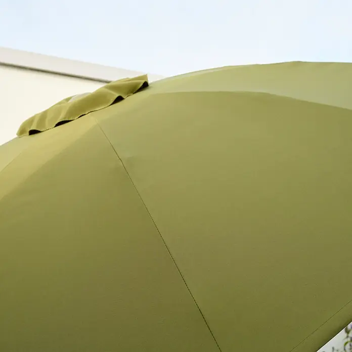 Siena Garden Marktschirm rund Paolo - Olive, Durchmesser Bespannung: 270 cm - Nahaufnahme eines olivgrünen Sonnenschirms, der Schatten spendet und vor Sonne schützt, ideal für Garten oder Terrasse.