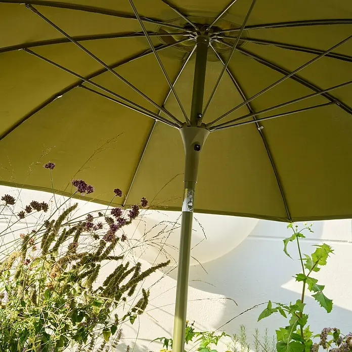 Siena Garden Marktschirm rund Paolo - Olive, Durchmesser Bespannung: 270 cm - Grüner Sonnenschirm von unten mit Blumenbeeten. Sonnenschirm schützt vor der Sonne und sorgt für eine angenehme Atmosphäre im Freien.