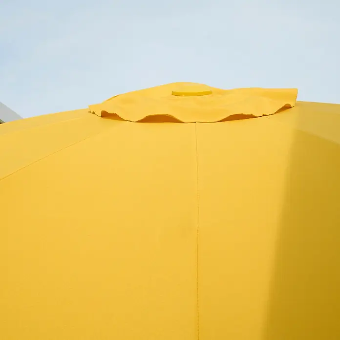 Siena Garden Marktschirm rund Paolo - Curry, Durchmesser Bespannung: 270 cm - Nahaufnahme eines gelben Sonnenschirms, der idealen Schatten an sonnigen Tagen bietet und eine angenehme Atmosphäre im Freien schafft.