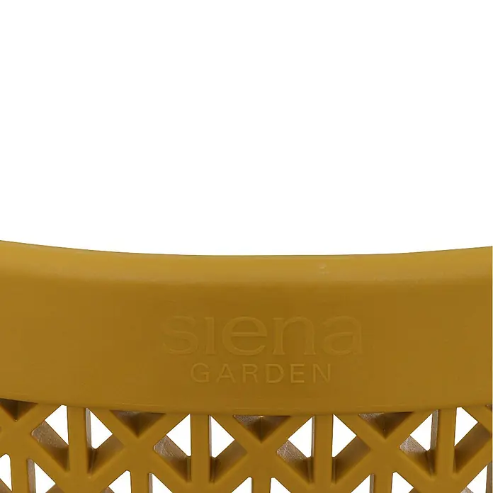 Siena Garden Urban Lights Stapelsessel District - Polypropylen, Stapelbar, Mustard, B x T x H: 60 x 50 x 81 cm - Nahaufnahme der "Siena Garden" Marke auf einem gelben Gartenmöbelstück, das ein dekoratives, durchbrochenes Design aufweist.