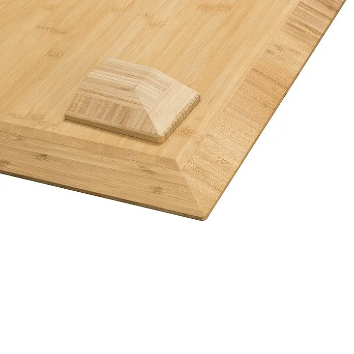 Exclusivholz Tischplatte - Bambus, 200 x 90 x 2,6 cm - Detailansicht eines Bambus-Schneidebretts mit einem kleinen, pyramidenförmigen Bambusblock darauf. Die Textur und Maserung des Bambus sind gut sichtbar.