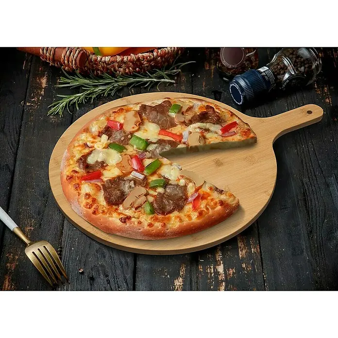 CUCINE Schneidebrett - Bambus, 55 x 40 x 1,2 cm - Eine köstliche Pizza mit Belag auf einem runden Holzbrett mit Griff, neben einem Gewürzmühle und einem goldenen Gabel.