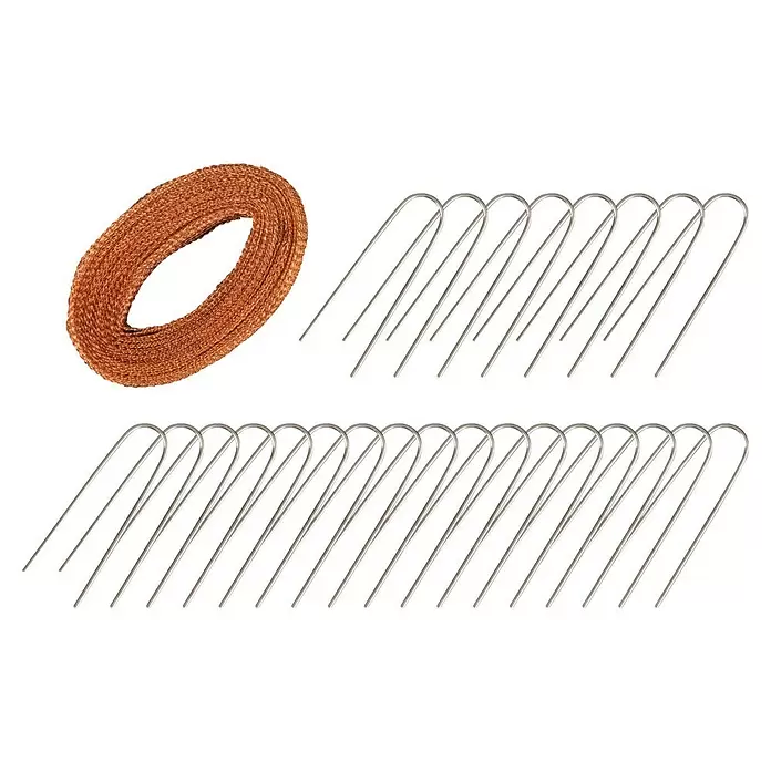 Windhager Schneckenzaun - 8 m - Gerolltes Kupfergeflecht und mehrere U-förmige Gartenklammern aus Metall.