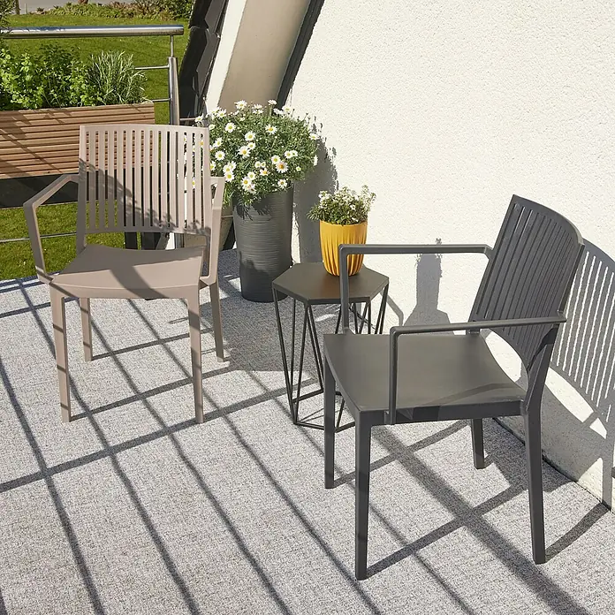 Siena Garden Urban Lights Stapelsessel Lane - Polypropylen, Stapelbar, Taupe, B x T x H: 57 x 56 x 80 cm - Zwei moderne Gartenstühle aus Metall in Grau und Beige auf einem Balkon mit Pflanzen und einem kleinen Tisch.