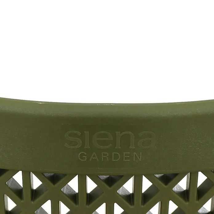Siena Garden Urban Lights Stapelsessel District - Polypropylen, Stapelbar, Olive, B x T x H: 60 x 50 x 81 cm - Nahaufnahme des Siena Garden Logos auf einem grünen Gartenstuhl, der ein elegantes und komfortables Outdoor-Erlebnis verspricht.