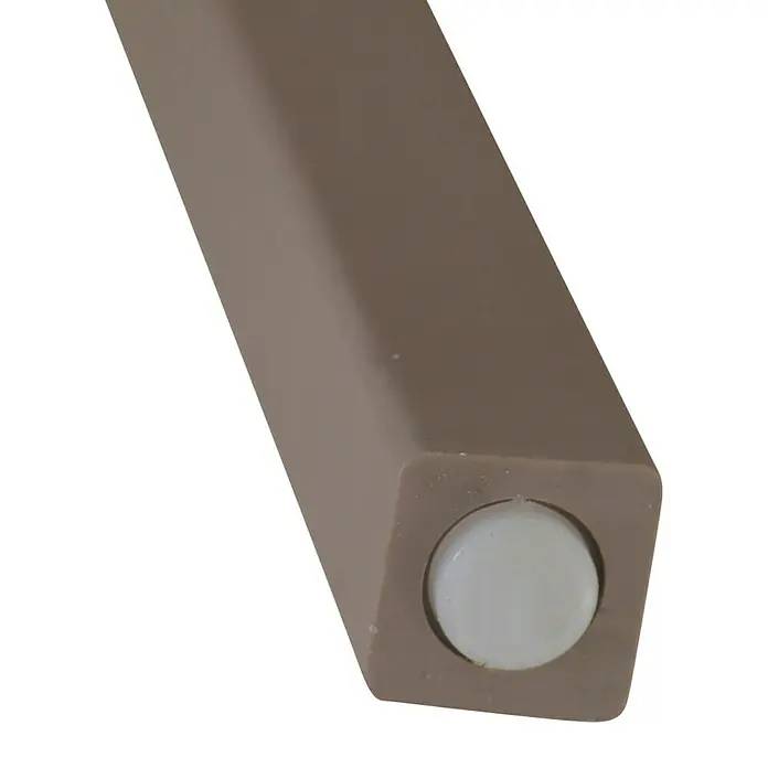 Siena Garden Urban Lights Stapelstuhl Lane - Polypropylen, Stapelbar, Taupe, B x T x H: 46 x 56 x 80 cm - Nahaufnahme eines beigefarbenen Tischbeins mit einem runden, weißen Bodenschoner, der den Boden vor Kratzern schützt.