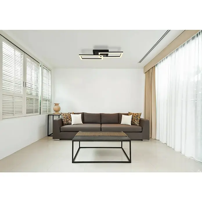 Globo Plafón LED Drew - 20 W, L x An x Al: 61,4 x 19,5 x 9 cm, Negro, Blanco cálido - Salón moderno con sofá marrón, mesa de centro y una lámpara de techo rectangular elegante.
