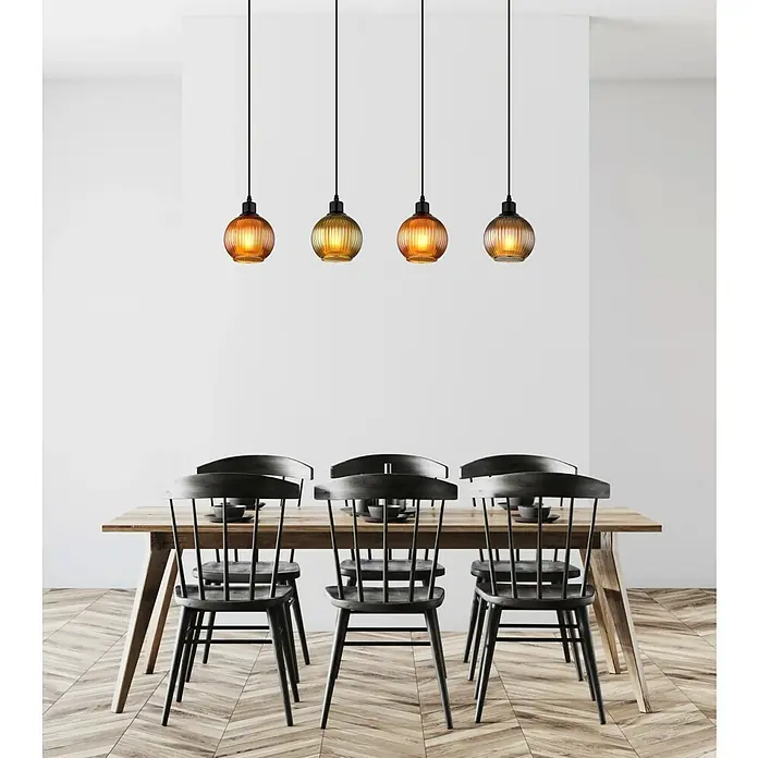 Globo Pendelleuchte Zumba - 25 W, Grün/Bronze/Petrol, Schwarz, 80 x 15 x 120 cm, E27 - Eine elegante Esstischszene mit vier bernsteinfarbenen Pendelleuchten, die über einem Holztisch mit schwarzen Stühlen hängen und für ein warmes Ambiente sorgen.