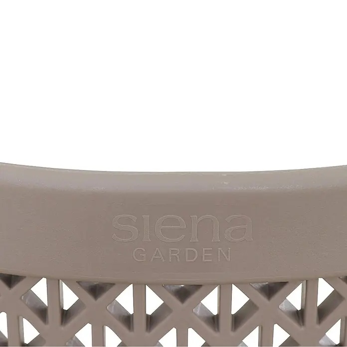 Siena Garden Urban Lights Stapelsessel Set District - 4 Stk., Polypropylen, Stapelbar, Taupe, B x T x H: 60 x 50 x 81 cm - Nahaufnahme eines "Siena Garden" Gartenstuhls mit Fokus auf das dekorative Design und das eingeprägte Markenlogo.