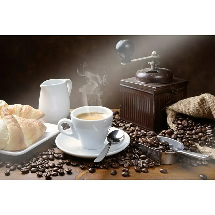 CUCINE Küchenrückwand - Coffee Fragrance, 60 x 40 cm, Stärke: 6 mm, Einscheibensicherheitsglas (ESG) - Stillleben mit einer Tasse Kaffee, Croissants, Kaffeemühle und Kaffeebohnen, die eine gemütliche Kaffeehausatmosphäre schaffen.