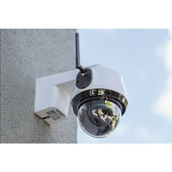 Abus Überwachungskamera Smartlook PPIC52520 WS - Auflösung: 4K Ultra HD/HDR, Weiß - Nahaufnahme einer an einer Wand montierten weißen Überwachungskamera mit Antenne, die Sicherheit und Überwachung bietet.