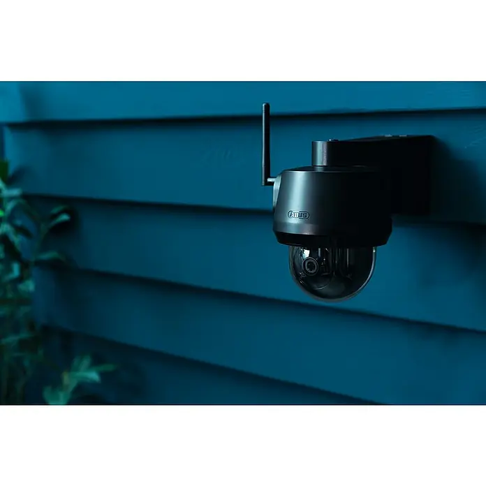 Abus Überwachungskamera-Set Kamera & Monitor Easylook PPDF17100 - Auflösung: 1.024 x 600 Pixel, Schwarz - Nahaufnahme einer ABUS Überwachungskamera an einer blauen Wand. Sie bietet Sicherheit für Ihr Zuhause mit hochwertiger Technologie.
