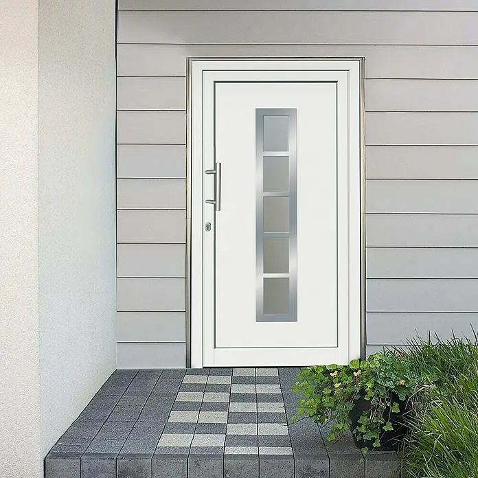 Solid Elements Haustür Stripe II - 110 x 210 cm, DIN Anschlag: Links, Weiß - Moderne Haustür in Weiß mit Glaseinsätzen und silbernen Beschlägen vor grauer Fassade. Der Eingangsbereich ist einladend gestaltet.