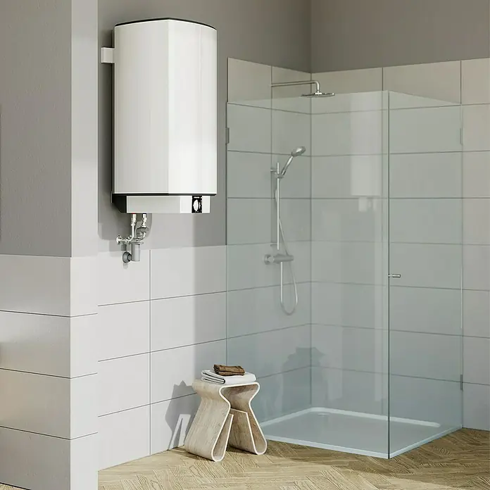 Stiebel Eltron Warmwasserspeicher SH 50 S - 50 l, Temperaturbereich: 35 °C - 85 °C - Moderne Badezimmergestaltung mit einem schlanken, weißen Warmwasserspeicher an der Wand. Der Warmwasserspeicher fügt sich nahtlos ins Design ein.