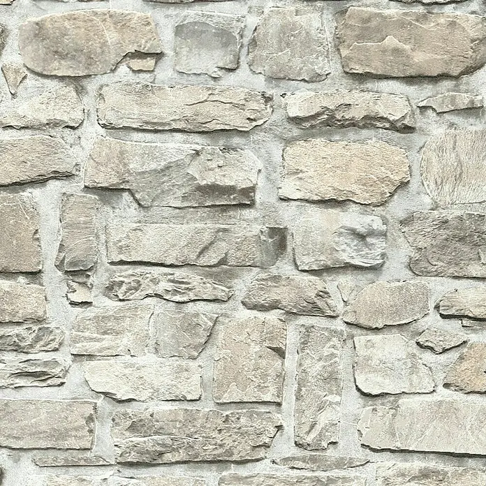 A.S. Création Il Decoro Vliestapete Steine - Beige/Grau, Steinoptik, 10,05 x 0,53 m - Nahaufnahme einer Wand mit dekorativem Mauerwerk in verschiedenen Grau- und Beigetönen, die eine rustikale Optik erzeugt.