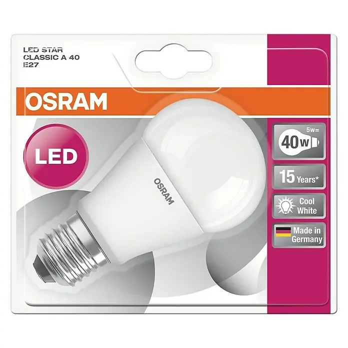 Osram LED-Lampe Glühlampenform E27 matt - E27, Nicht Dimmbar, Kaltweiß, 470 lm, 5 W - Nahaufnahme der OSRAM LED STAR CLASSIC A 40 E27 Glühbirne in der Verpackung, die ihre Energieeffizienz und lange Lebensdauer hervorhebt.