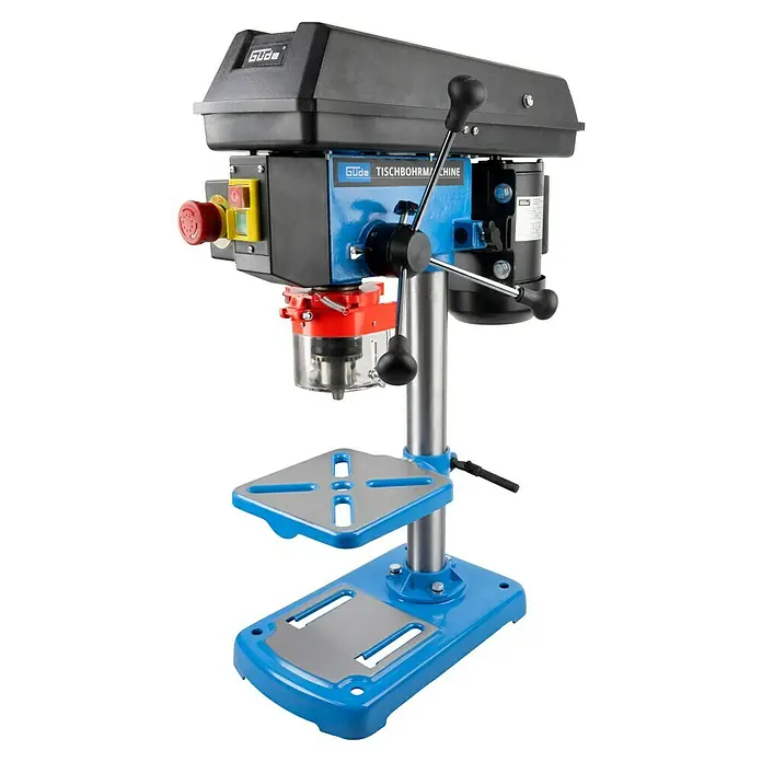 Güde Tischbohrmaschine GTB 14/509 - 500 W, Leerlaufdrehzahl: 500 U/min - 2.500 U/min, Spannweite Bohrfutter: 1,5 mm - 16 mm - Abbildung einer Güde Tischbohrmaschine. Die Bohrmaschine ist blau und schwarz und hat einen roten Not-Aus-Schalter.