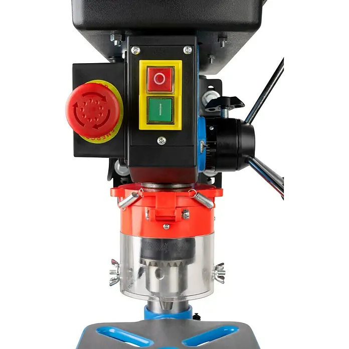 Güde Tischbohrmaschine GTB 14/509 - 500 W, Leerlaufdrehzahl: 500 U/min - 2.500 U/min, Spannweite Bohrfutter: 1,5 mm - 16 mm - Nahaufnahme einer Tischbohrmaschine mit roten Not-Aus-Schalter und gelben Tasten für Betrieb.