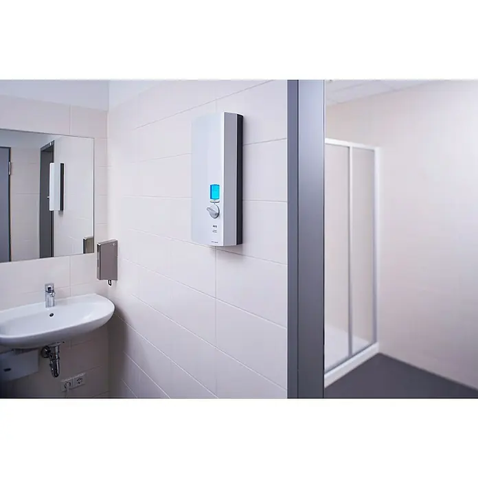 AEG Durchlauferhitzer DDLE TD - 18/21/24 kW, Elektronisch - Nahaufnahme eines AEG Durchlauferhitzers im Badezimmer, der elegantes Design mit Funktionalität verbindet. Perfekt für modernes Badambiente.