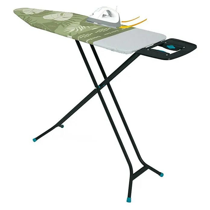 Bügeltischbezug Turbo & Parking - Passend für: Bügeltische von 126 x 43 cm bis 140 x 52 cm - Ein Bügelbrett mit einem grünen Bezug, einer Bügeleisenablage und einem darauf stehenden Bügeleisen. Die Beine sind schwarz mit blauen Akzenten.