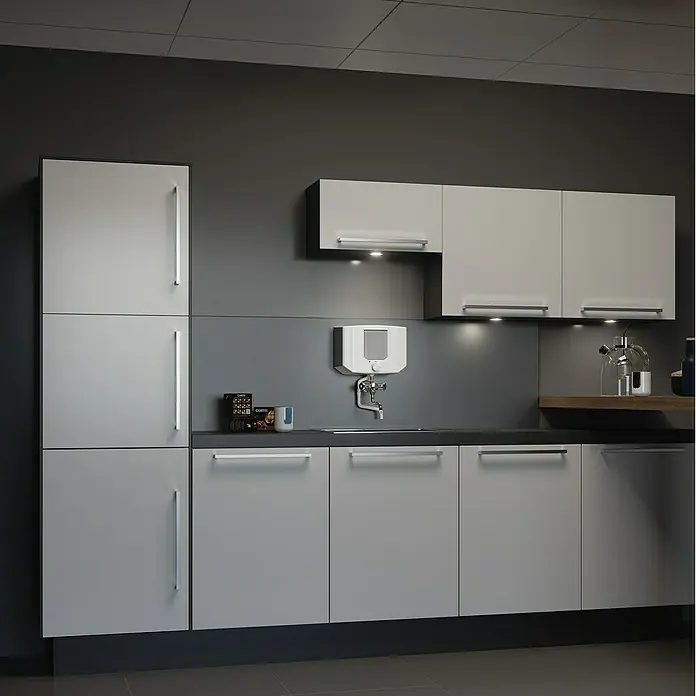 AEG Kochendwassergerät Thermofix KL - 5 l, 2.000 W, 35 °C - 100 °C - Moderne Küche mit grauen Schränken, Arbeitsplatte und einem kleinen Warmwasserbereiter an der Wand. Elegantes Küchendesign für moderne Wohnungen.