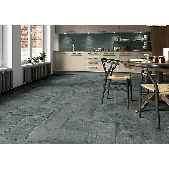 Decocer by Cinca Feinsteinzeugfliese Splash - 30 x 60 cm, Anthrazit, Matt - Ein Innenraum mit eleganten grauen Bodenfliesen, die ein anspruchsvolles und modernes Ambiente schaffen. Perfekt für stilvolle Wohnbereiche.