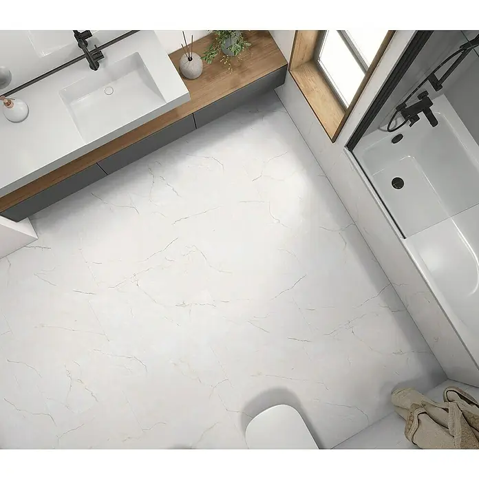 Halcón Pavimento porcelánico Sublime - 60 x 120 cm, Blanco, Mate, Espesor: 9 mm - Un baño elegante con azulejos de mármol, un tocador moderno y una bañera con accesorios negros.