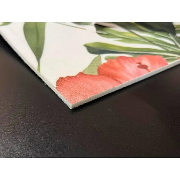 Bariperfil Panel acústico decorativo Acoustic Wall Palmeras - 260 x 60 x 0,65 cm, Verde - Primer plano de un tablero impreso con un diseño floral, destacando la textura y los colores vibrantes del producto.