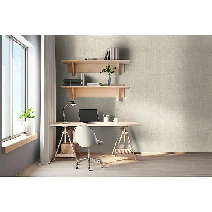 Bariperfil Panel acústico decorativo Acoustic Wall - 260 x 60 x 0,65 cm, Beige - Una oficina en casa luminosa con un escritorio de madera, un ordenador portátil y estanterías en la pared que muestran libros y decoraciones.