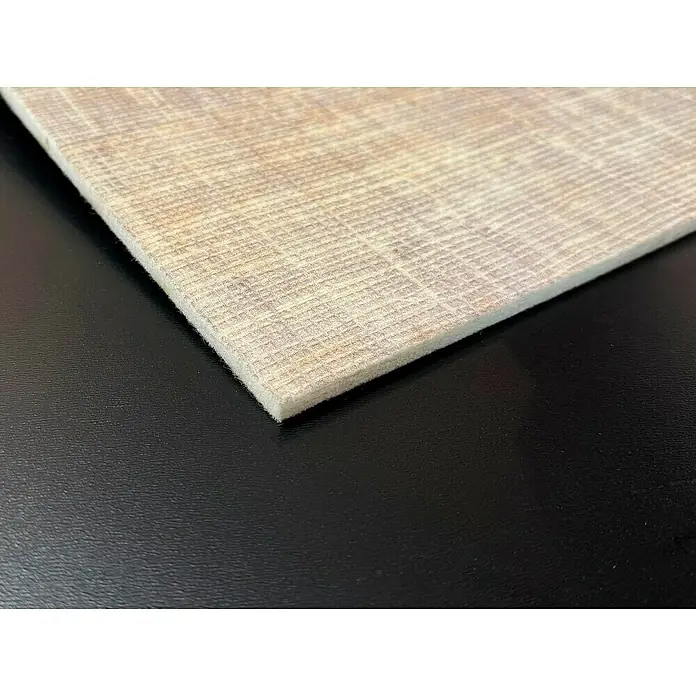 Bariperfil Panel acústico decorativo Acoustic Wall - 260 x 60 x 0,65 cm, Beige - Primer plano de un panel acústico beige con una superficie ligeramente texturizada, colocado sobre una superficie negra.