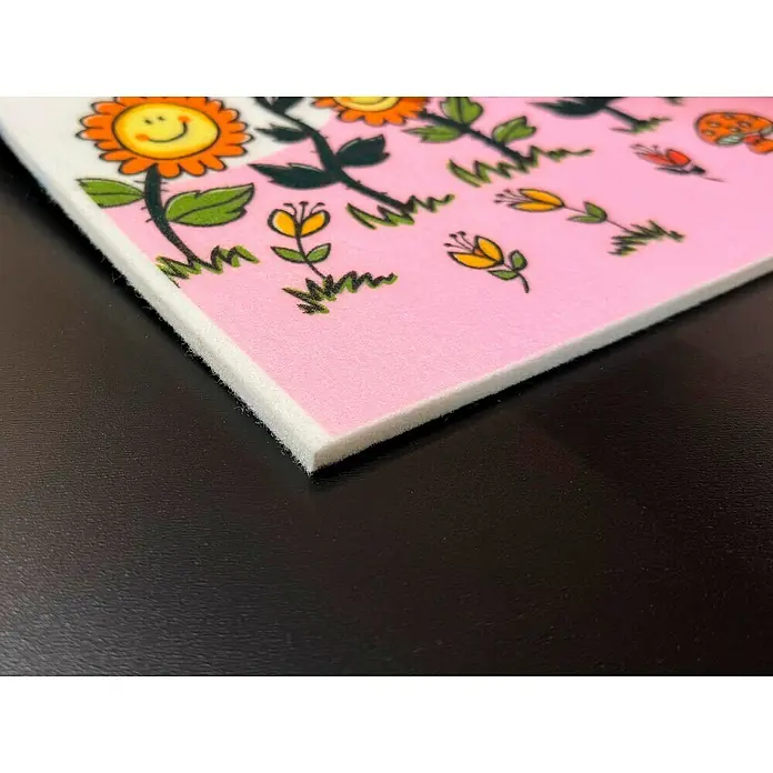 Bariperfil Panel acústico decorativo Acoustic Wall - 260 x 60 x 0,65 cm, Multicolor - Primer plano de una alfombra de espuma viscoelástica con un diseño floral y una textura suave, ideal como base cómoda.