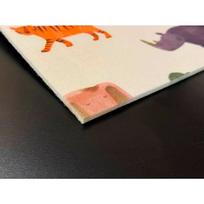 Bariperfil Panel acústico decorativo Acoustic Wall Infantil 2 - 260 x 60 x 0,65 cm, Beige - Primer plano de una alfombra de juego con diseños de animales, que proporciona una zona de juego suave y segura para los niños. Ideal para la habitación infantil.