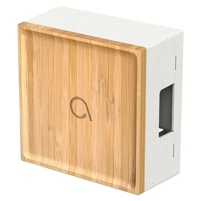 Avidsen Türklingel Bamboo Square - Grau, Bambus, Reichweite ca.: 100 m - Eine Nahaufnahme einer quadratischen, weißen, gesprenkelten Box mit einer Holzfrontplatte und einem ausgeschnittenen Loch an der Seite.