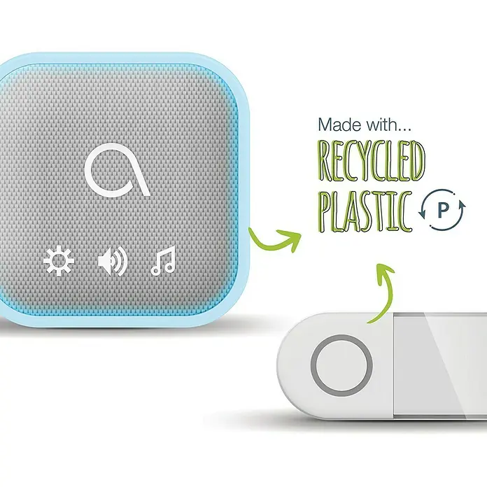 Avidsen Funk-Gong Sona-T Drahtlos - Batteriebetrieben, Grau, Reichweite ca.: 150 m - Produktbild eines kleinen, tragbaren Lautsprechers mit hellblauem Rahmen und Stoffbespannung, hergestellt aus recyceltem Kunststoff.