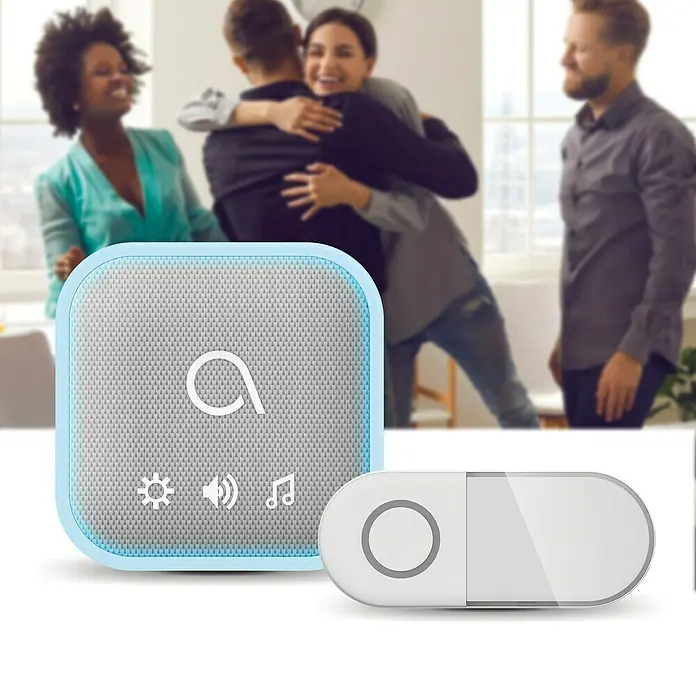 Avidsen Funk-Gong Sona-T Drahtlos - Batteriebetrieben, Grau, Reichweite ca.: 150 m - Intelligenter Lautsprecher mit blauer Umrandung und zugehöriger Fernbedienung. Das Produkt wird vor einer verschwommenen Menschenmenge platziert.