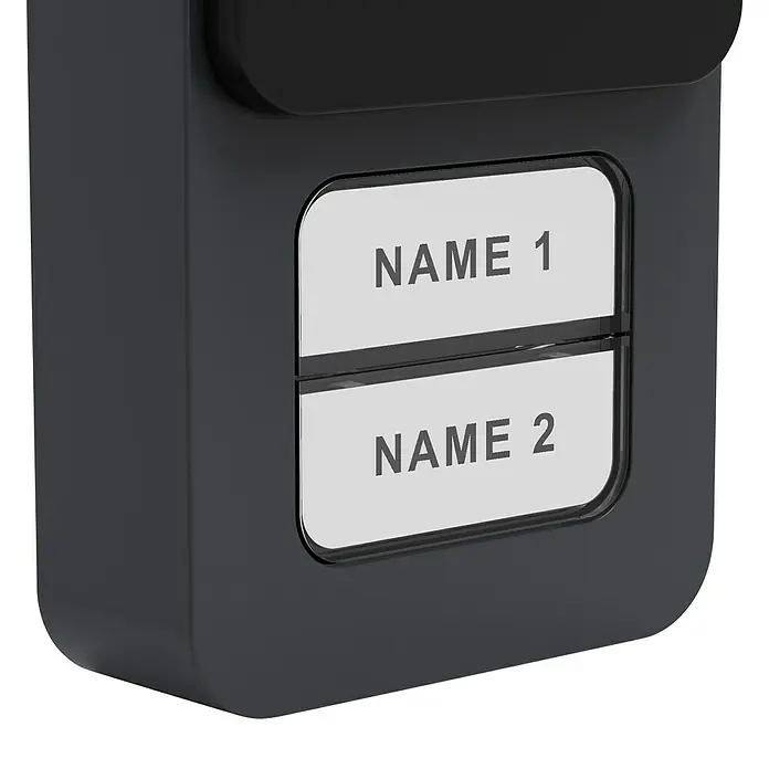 Philips WelcomeEye Türklingel mit Kamera Connect 3 WLAN Komplett-Set - Schwarz - Nahaufnahme eines schwarzen Türschilds mit zwei Namensschildern, die mit "Name 1" und "Name 2" beschriftet sind.